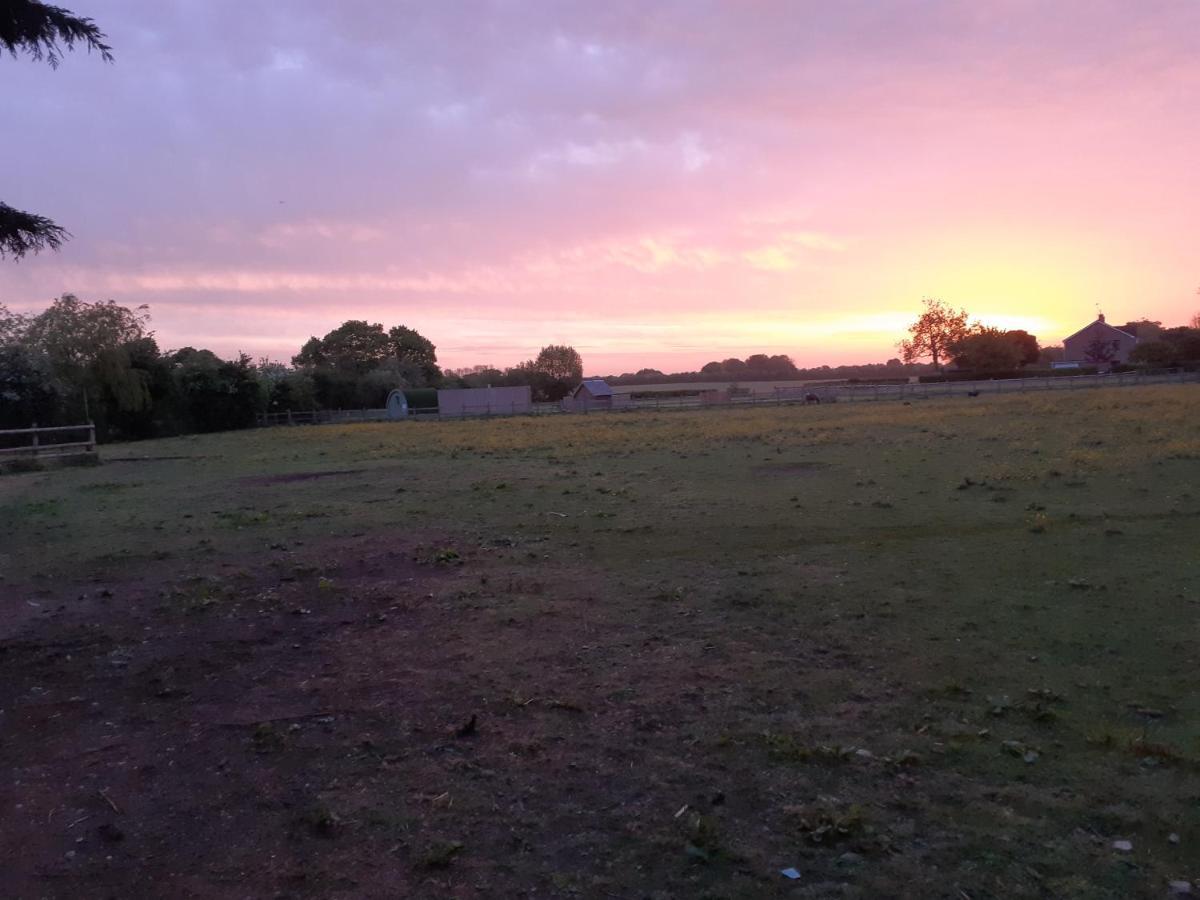 치펜햄 Glamping At The Retreat Wiltshire Is Rural Bliss 빌라 외부 사진