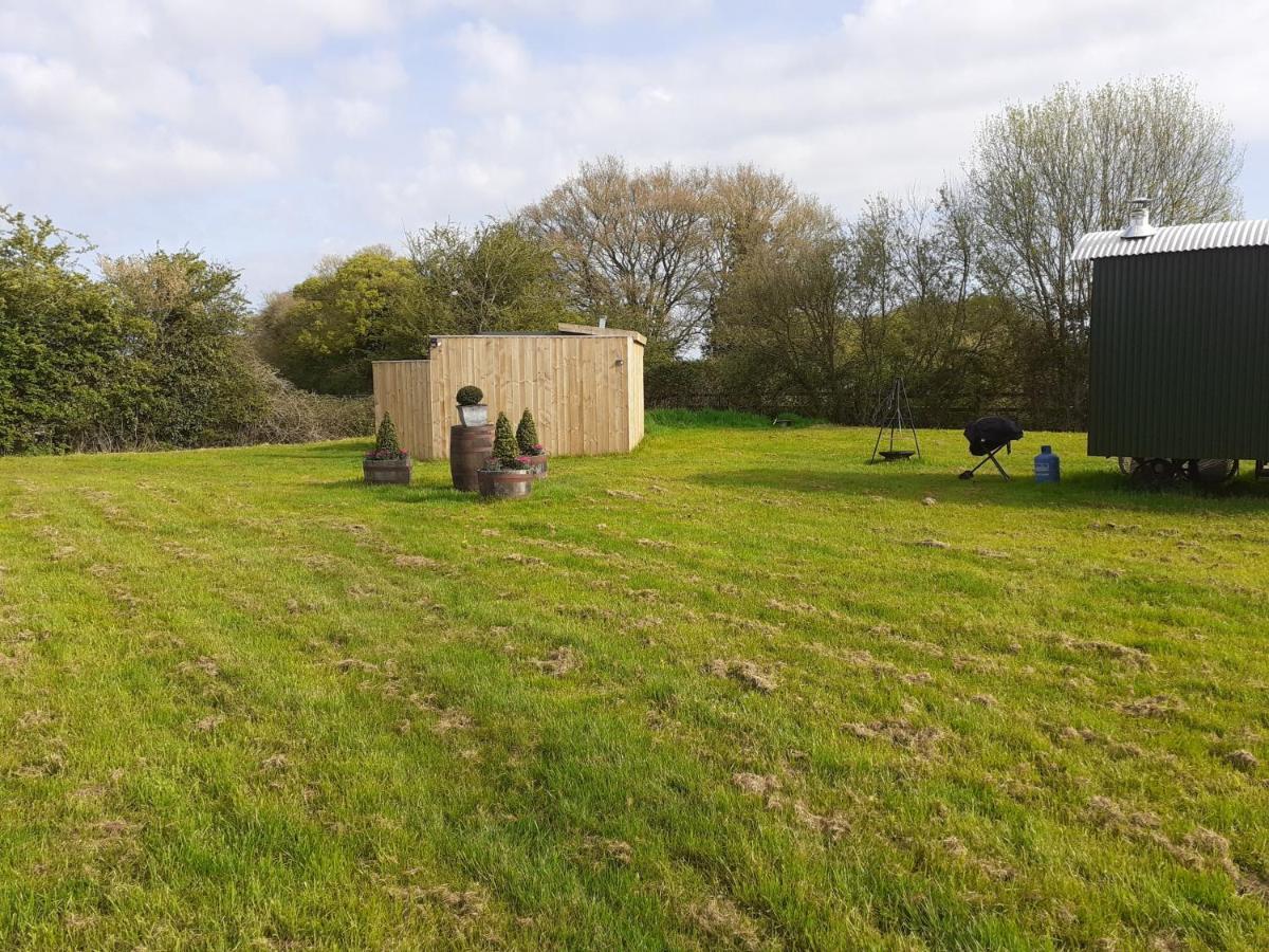 치펜햄 Glamping At The Retreat Wiltshire Is Rural Bliss 빌라 외부 사진